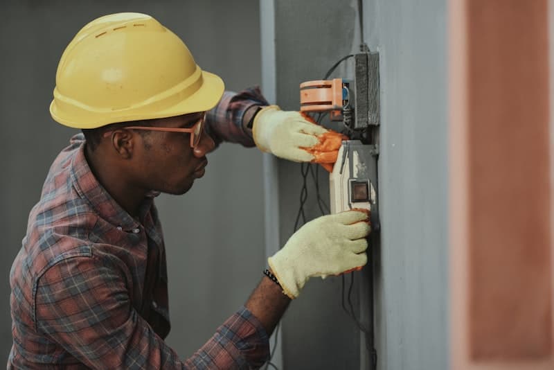 Electricista verificado realizando instalación eléctrica